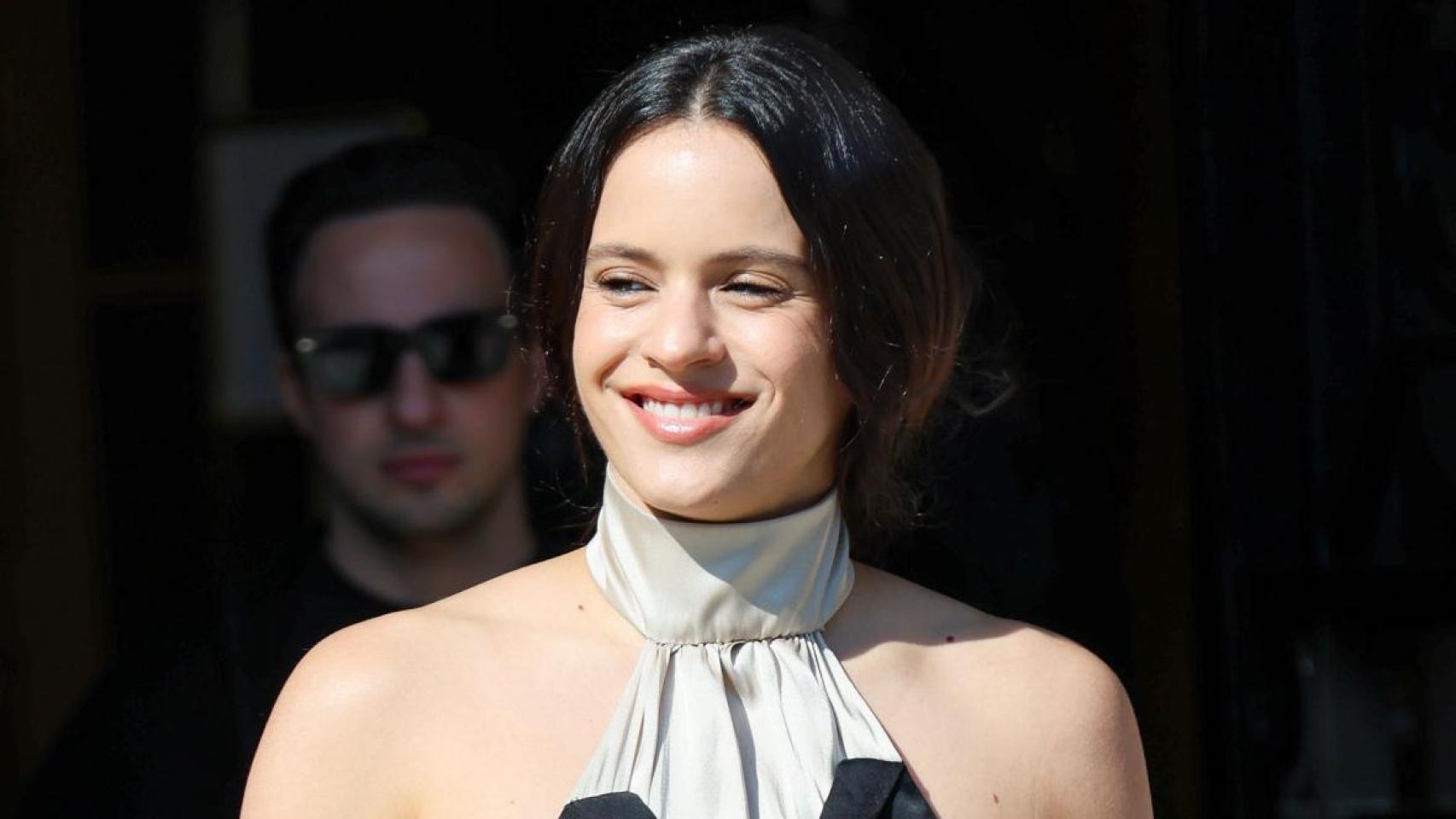 Rosalía saliendo de su hotel en París.