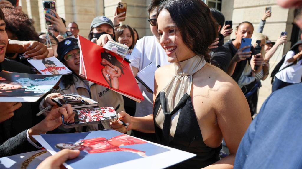 Rosalía, a la salida de su hotel, junto a sus fans.