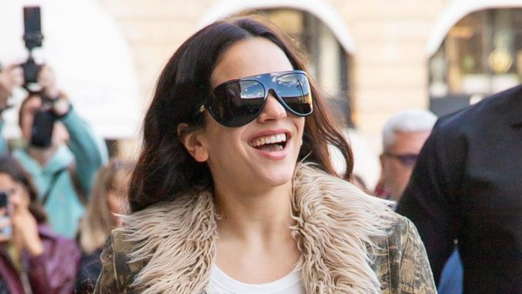 Rosalía saliendo de su hotel en París.