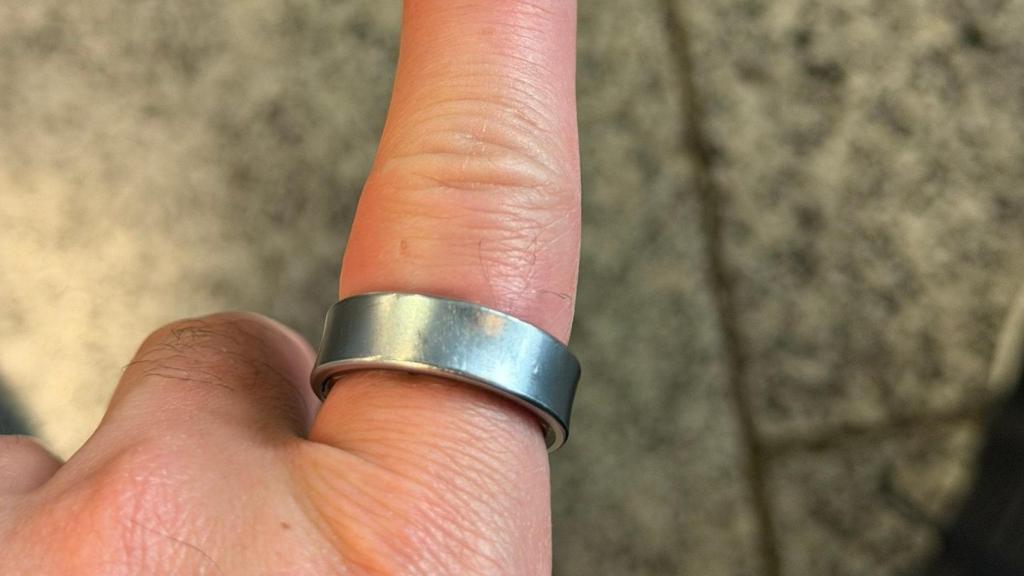 Un anillo inteligente Samsung Galaxy Ring con la batería hinchada