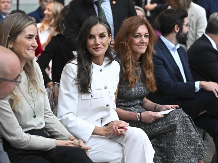 La Reina, durante la entrega de premios con su look de estreno.