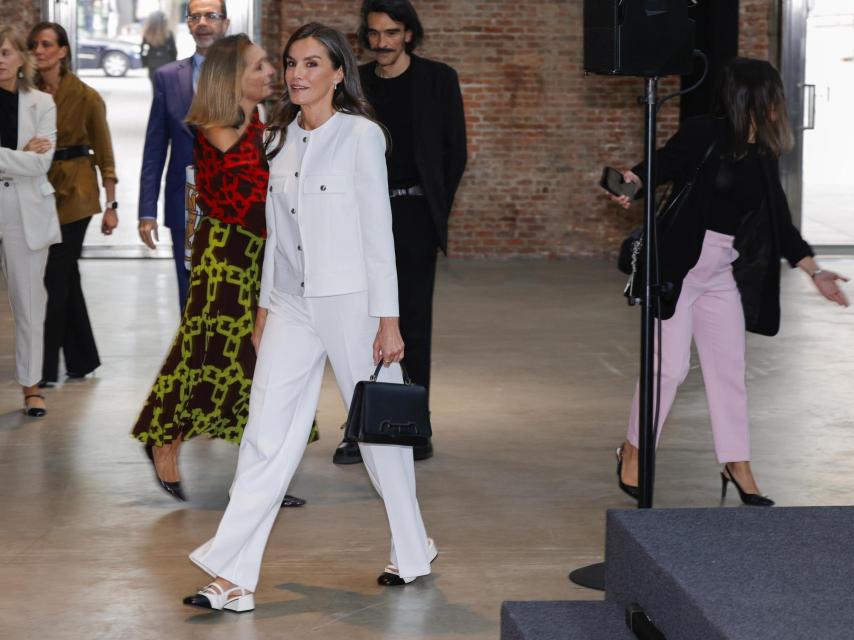 Letizia lucía traje de Mango y zapatos de Sézane.