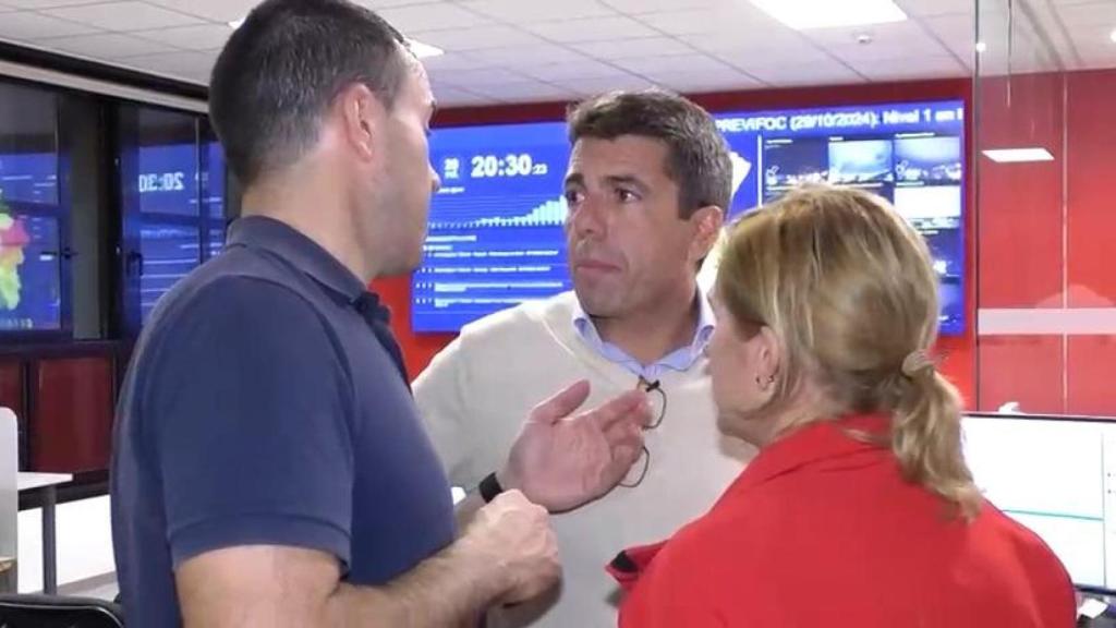 Carlos Mazón departe con Vicente Mompó y Salomé pradas a su llegada al Cecopi. EE