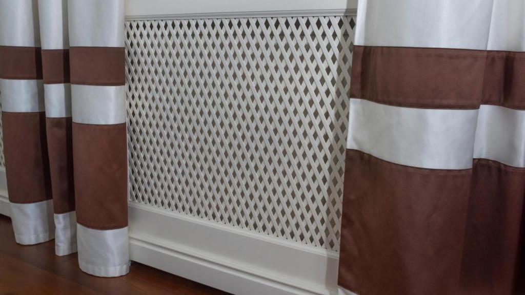 Un radiador tapado con un mueble.