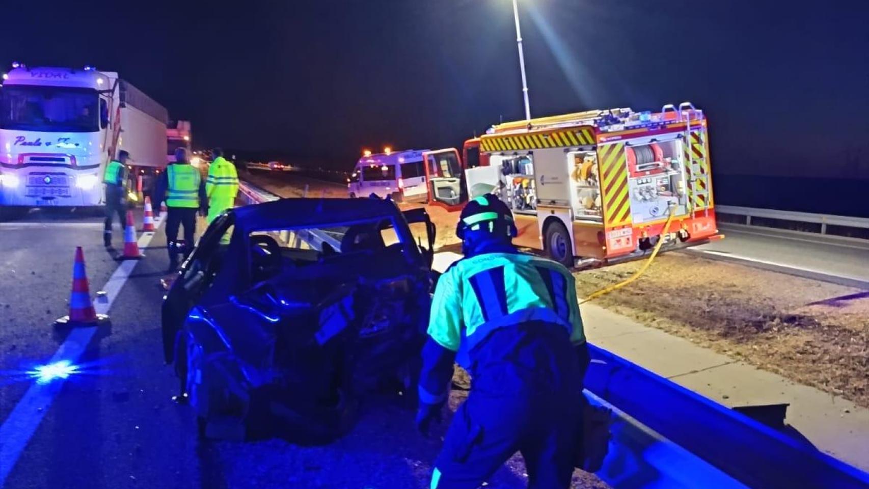 Los bomberos durante la intervención en un accidente