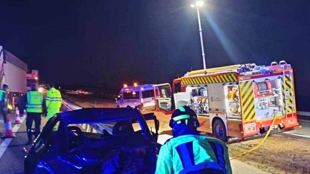 Imagen de archivo de una intervenicón de los bomberos en un accidente de tráfico