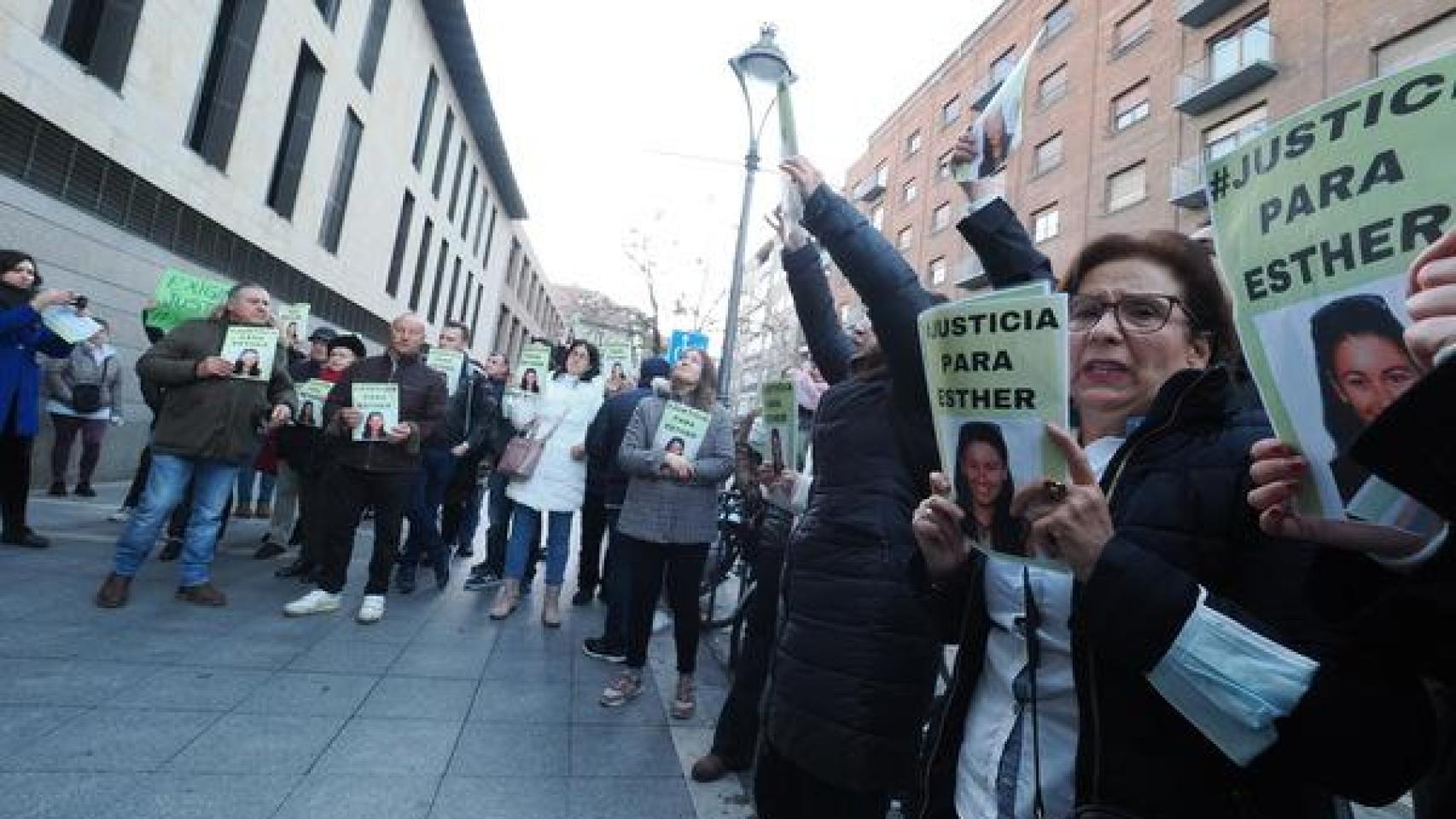 Concentración de los amigos y familiares de Esther López a las puertas del juzgado.