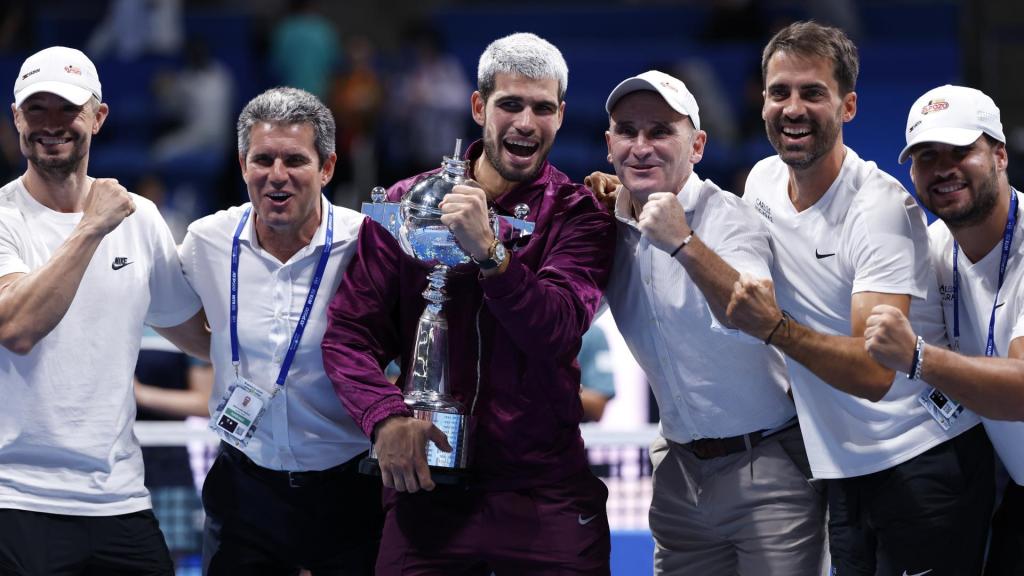 Carlos Alcaraz, celebrando con su equipo, sin Ferrero, tras ganar el torneo de Tokio