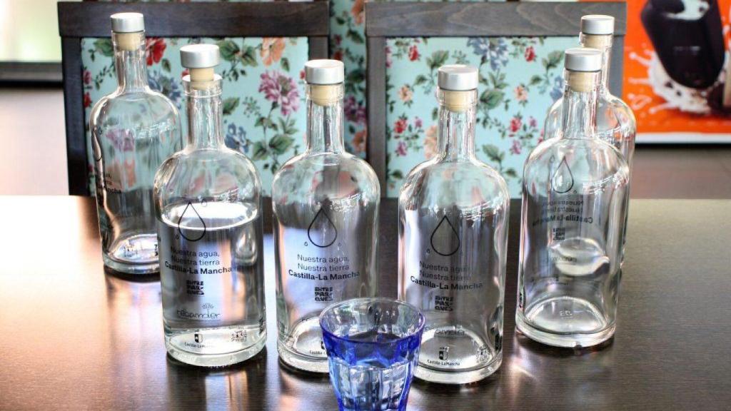 Botellas reutilizables repartidas entre la hostelería rural.