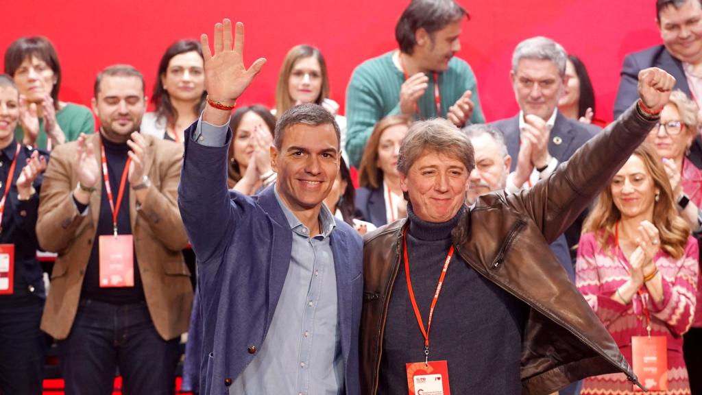 El presidente del Gobierno y secretario general del PSOE, Pedro Sánchez, junto al secretario general del PSOECyL, Carlos Martínez, en el XV Congreso del partido en la Comunidad, el pasado mes de febrero