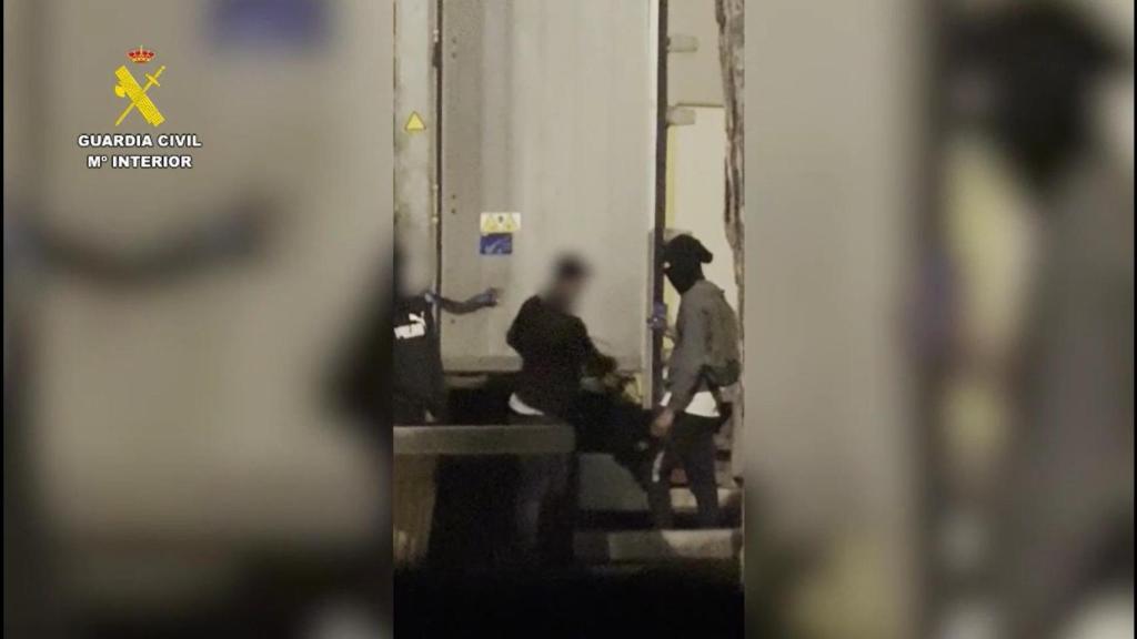 Momento del robo en un camión