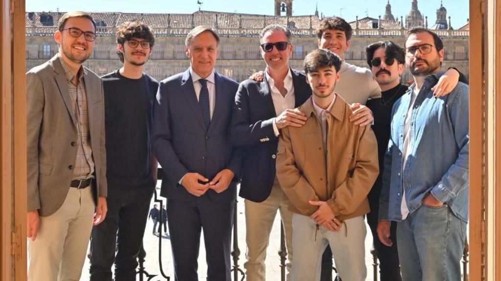 El alcalde de Salamanca, Carlos García Carbayo, con parte del elenco de 'Zoomers'