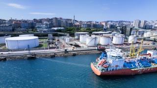 Vista aérea del muelle Petrolero con los depósitos de Repsol y un buque.