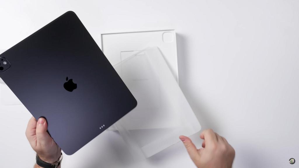 Momento en el que desempaqueta el iPad.