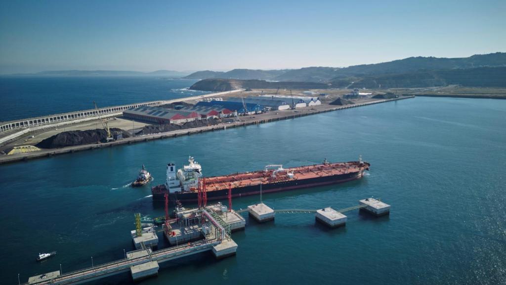El granelero 'Front Ocelot', primer barco que operó en las instalaciones de Repsol en el puerto exterior.