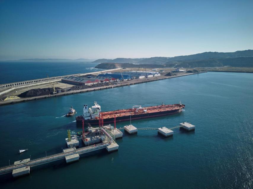 El granelero 'Front Ocelot', primer barco que operó en las instalaciones de Repsol en el puerto exterior en 2023.