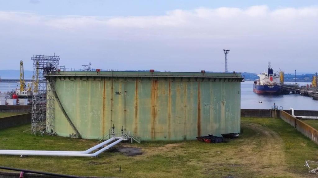 Un depósito de Repsol en el muelle Petrolero.