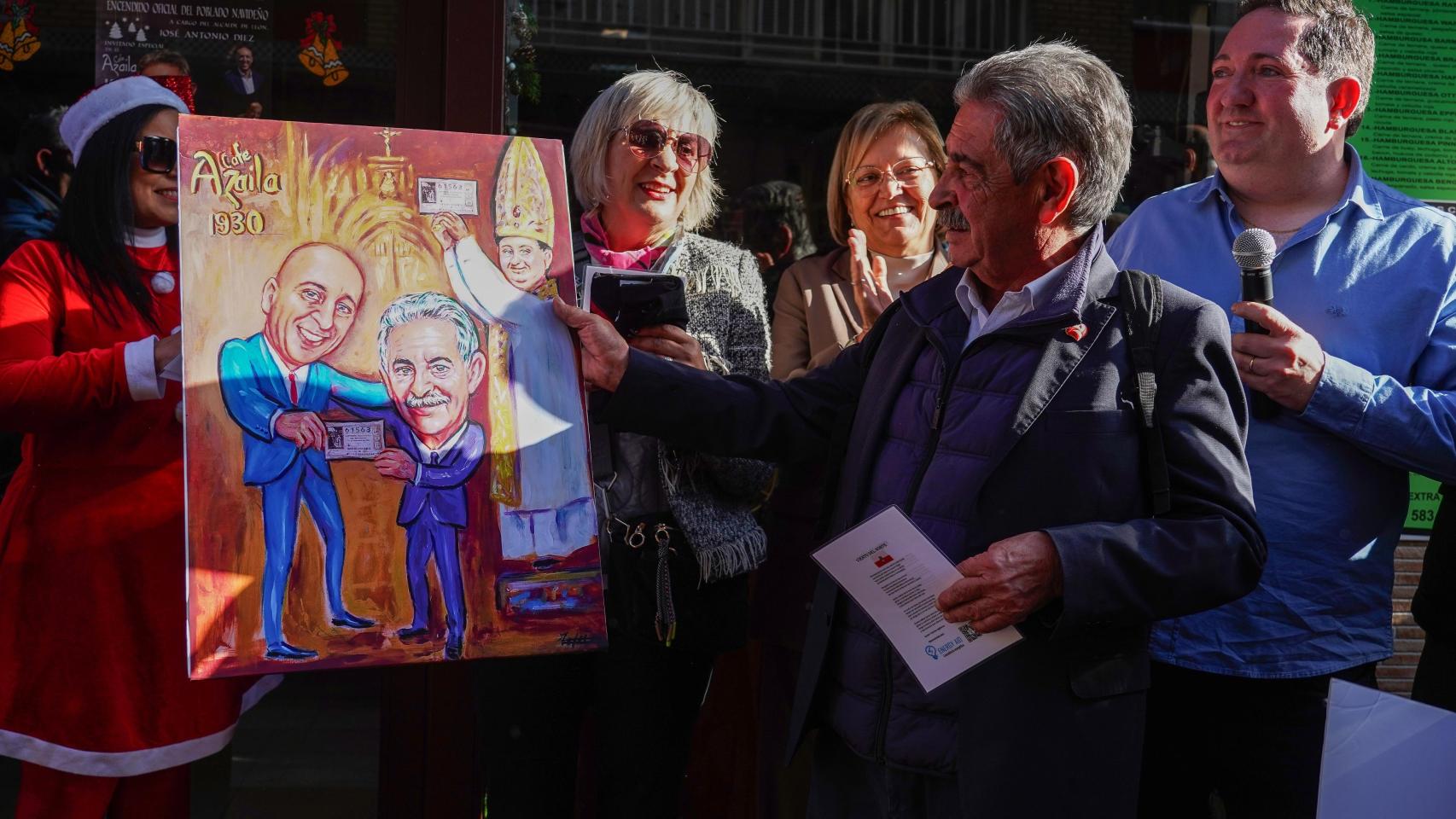 El expresidente de Cantabria Miguel Ángel Revilla inaugura junto al alcalde de León, José Antonio Diez, el poblado navideño del café Azaila 1930  en una foto de archivo de 2024