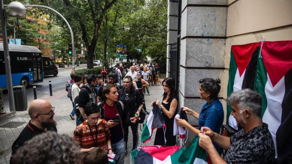 Miembros de Más Madrid durante el reparto de banderas palestinas.