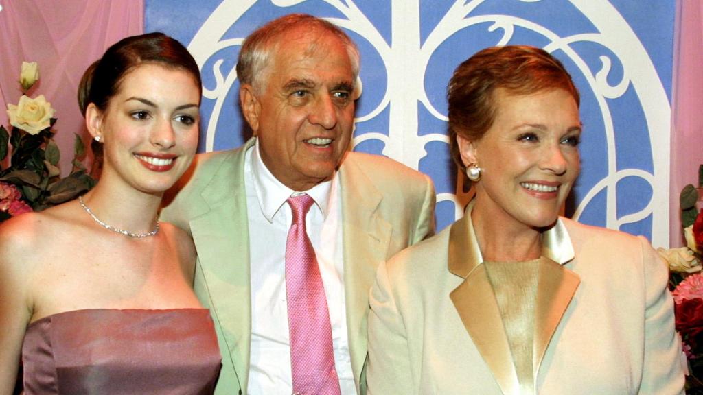 Julie Andrews, junto a Anne Hathaway y el director Garry Marshall, en un evento en 2001.