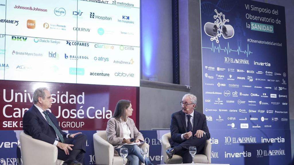 Jesús Aguilar, presidente de los médicos; Mercedes Rivera, periodista de EL ESPAÑOL, Tomás Cobo, presidente de los médicos.