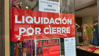 Cierra por jubilación una tienda de moda en Zaragoza.
