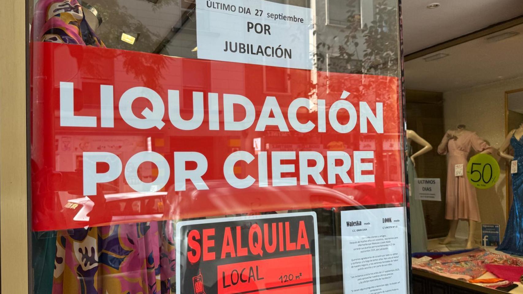 Cierra por jubilación una tienda de moda en Zaragoza.