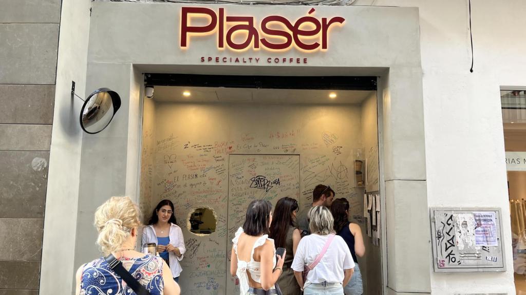El establecimiento Plasér ofrece a los clientes cafés a través de dos ventanas a las que llaman agujeros
