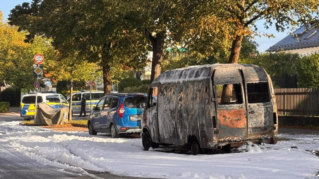 Una furgoneta calcinada en Lerchenauer Strasse, una de las arterias principales de Múnich.