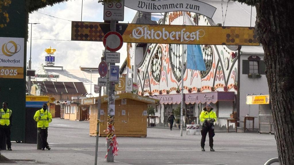 Varios agentes de Policía a la entrada del recinto del Oktoberfest de Múnich.