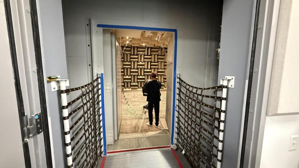 Entrada a la cámara anecoica Longwave