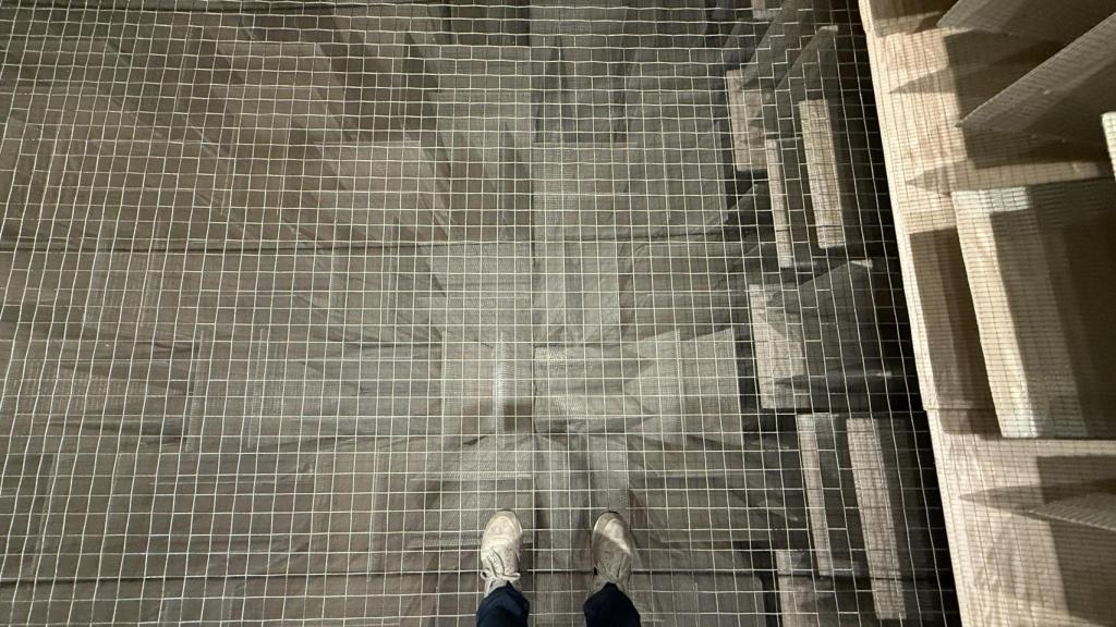 Detalle del suelo suspendido en mallazo de la cámara anecoica de Apple.