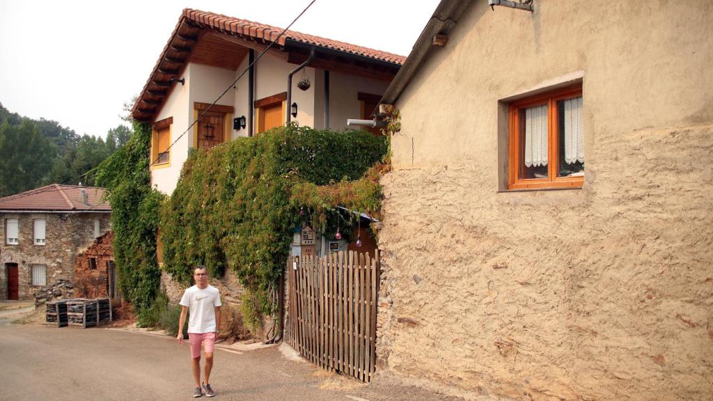Jesús del Río, frente a su alojamiento rural de La Omañuela.
