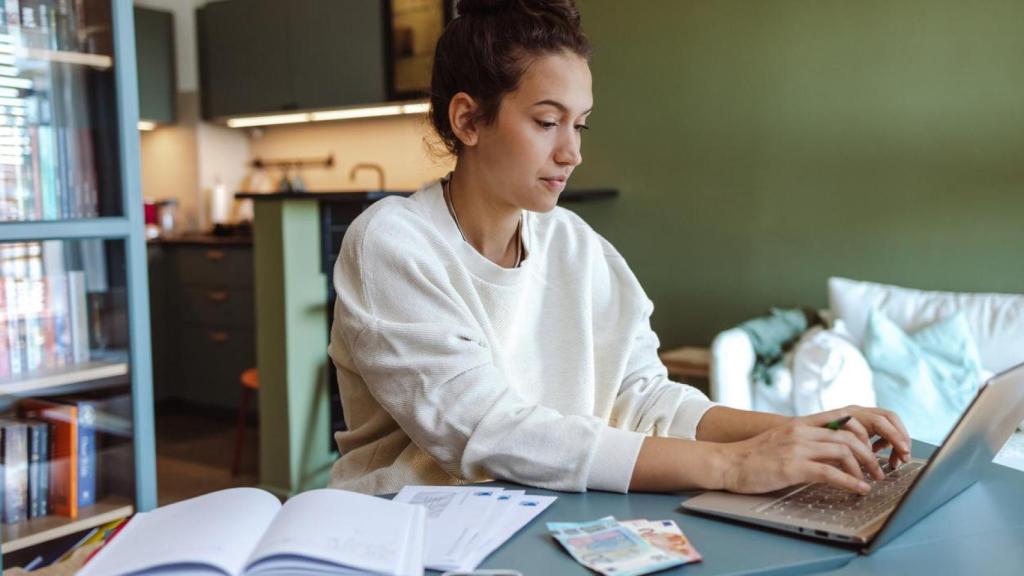 Joven teletrabajando.