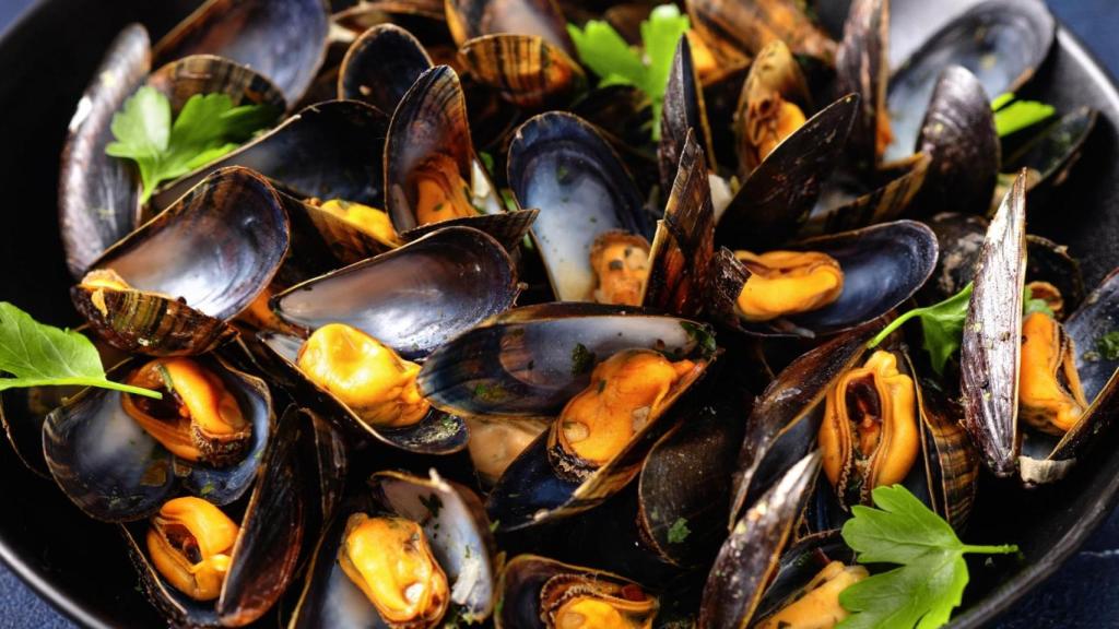 Un plato de mejillones al vapor