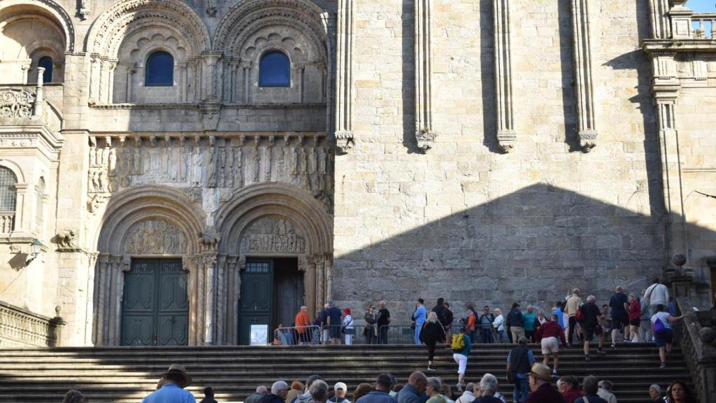 Colas en la entrada de la Catedral de la Praza das Praterías