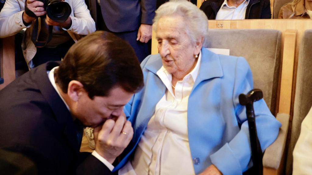 El presidente de la Junta de Castilla y León, Alfonso Fernández Mañueco, besa emocionado a una participante en el curso 2025-2026 del Programa Interuniversitario de la Experiencia en Castilla y León.