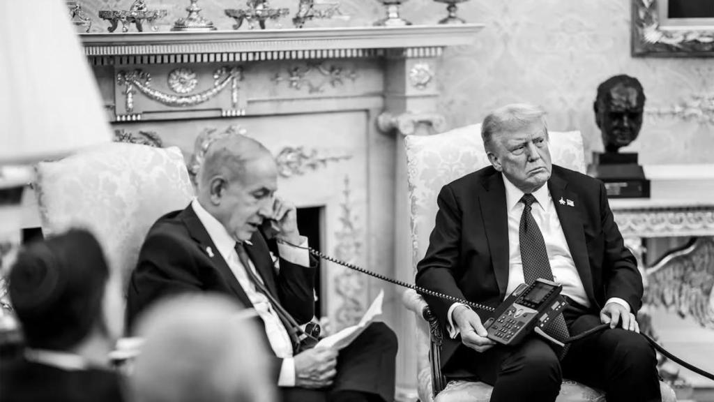 El momento en el que Trump humilla a Netanyahu: la Casa Blanca distribuye una foto del israelí pidiendo perdón a Catar