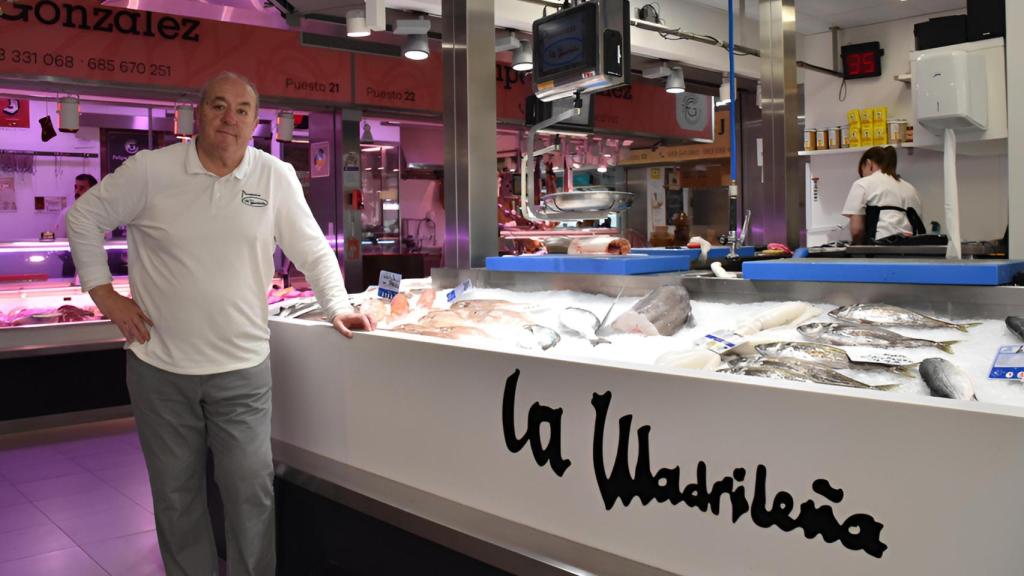 Eliseo Gonzalo del Caño junto a la pescadería 'La Madrileña', en el Mercado del Val