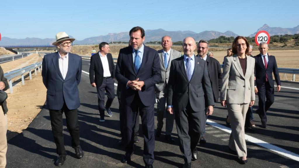 Óscar Puente, en la inauguración de la A-22, con las autoridades presentes