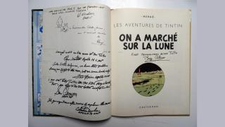 El cómic de Tintín subastado por 71.000 € con las firmas de los astronautas. Foto: Catawiki