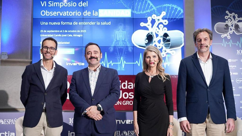 Pablo Hernández, director del Departamento Legal y Compliance del Grupo Ribera Salud; Eduardo Ortega Socorro,  redactor jefe de EL ESPAÑOL-Invertia; Luisa Bautista, managing director de Accenture y responsable de Sanidad; y Ángel Ayuso Sacido, director de la Fundación Vithas y director científico corporativo.
