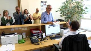 El alcalde de Carballo, Evencio Ferrero, presenta su renuncia acompañado por su equipo y el que será su sucesor, Daniel Pérez.