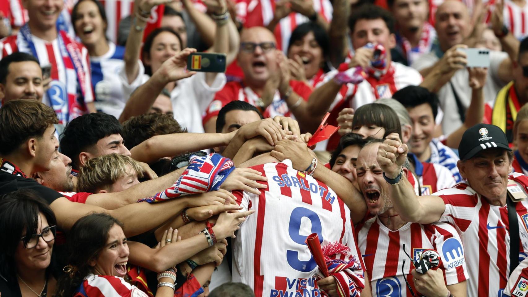 Sörloth celebrando su gol en el derbi madrileño con aficionados en la grada