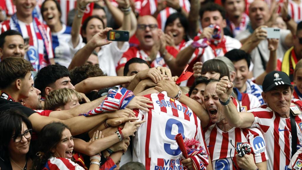 Sörloth celebrando su gol en el derbi madrileño con aficionados en la grada