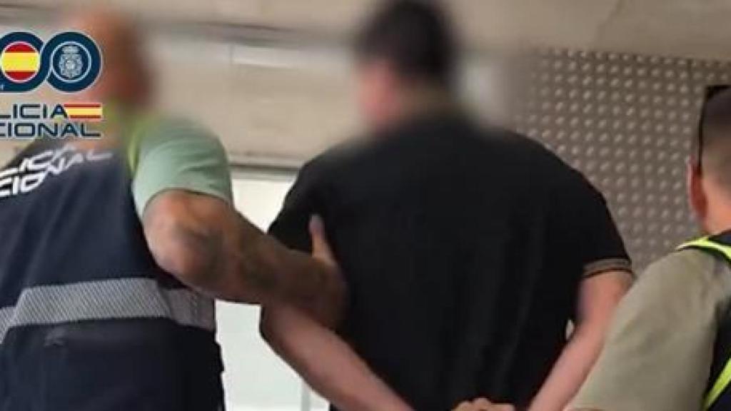 Ángel B. en las inmediaciones de la Policía Nacional tras ser detenido