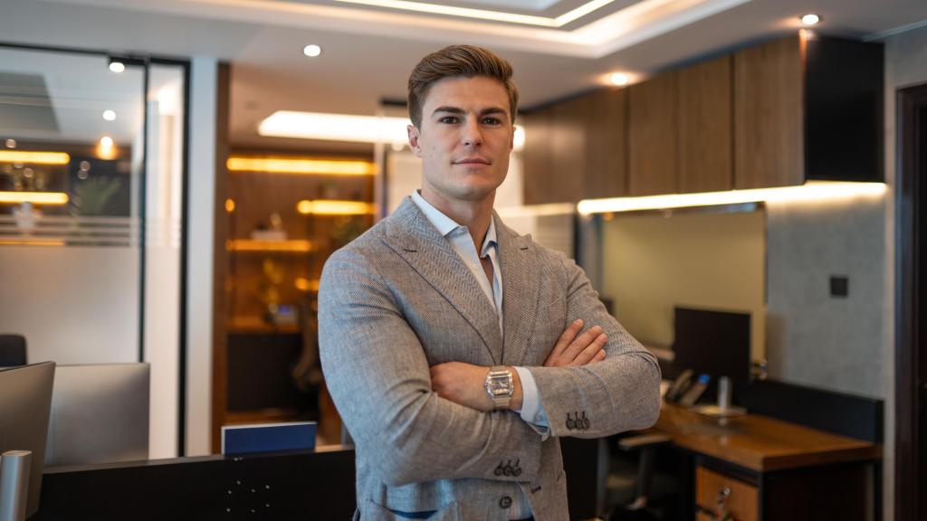 Fernando Cuervas, en su oficina de Dubai.