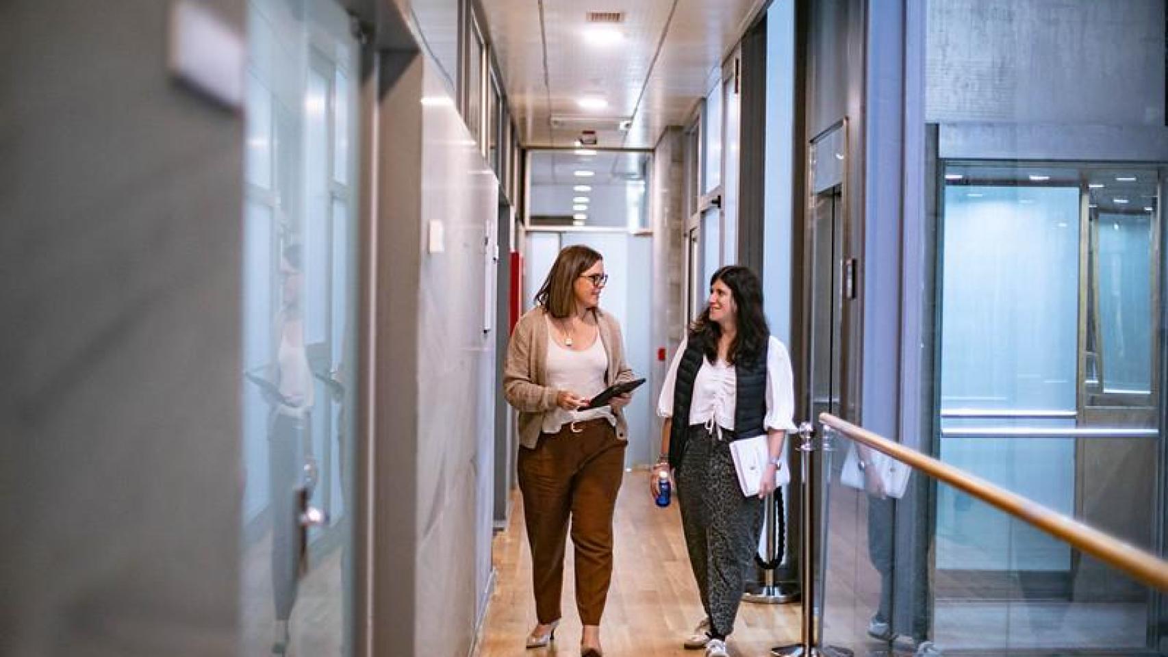 Esther Padilla a su llegada a la rueda de prensa junto a la directora general de Comunicación, Sara Burgos.