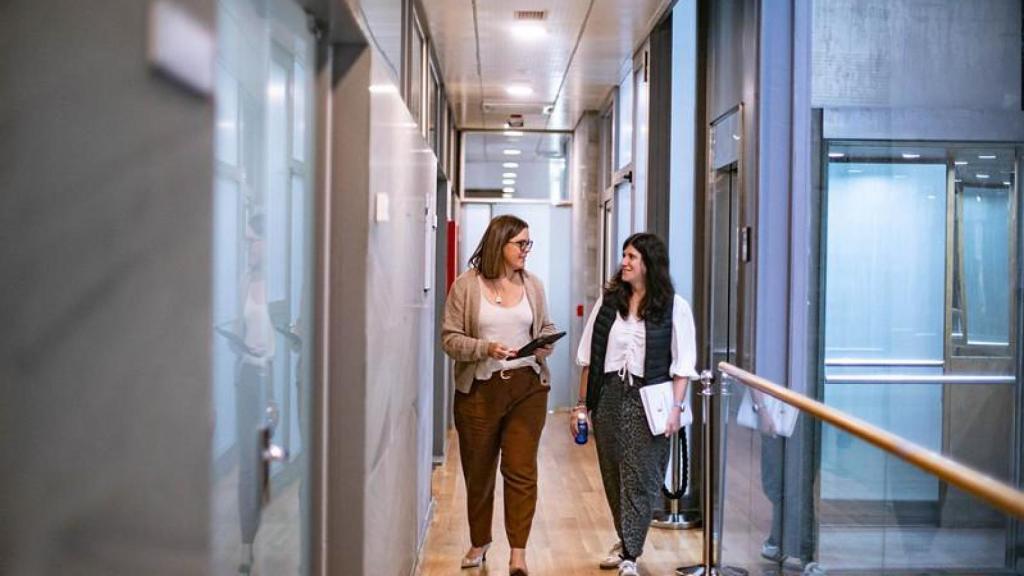 Esther Padilla a su llegada a la rueda de prensa junto a la directora general de Comunicación, Sara Burgos.