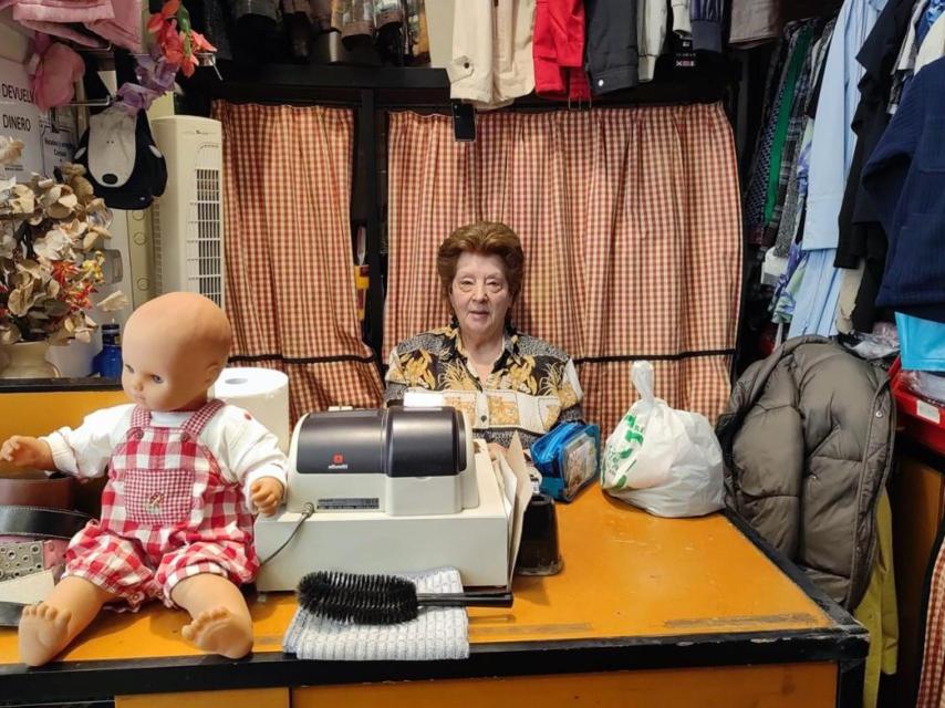 Teresa Mahía en su pequeño negocio Zapping, en los bajos del edificio del mercado.